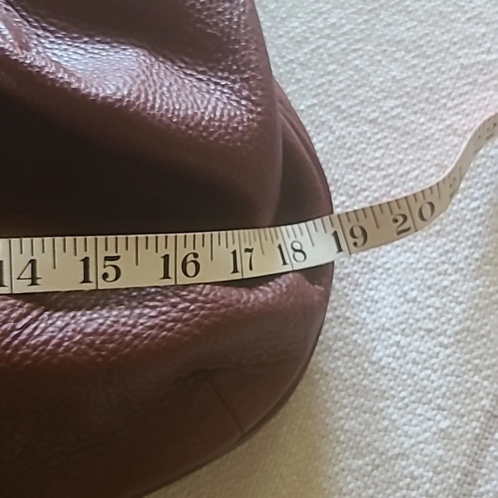 Johnston & Murphy leather shoulder bag. Pebbled leather in EUC. (#1028)